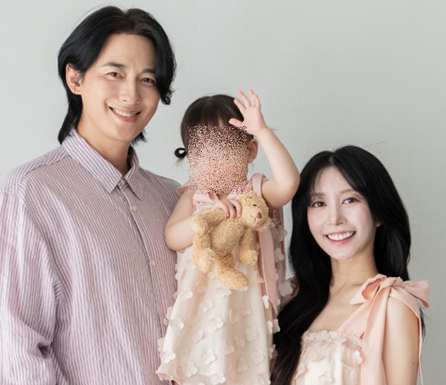 イ・ジフン、娘ルヒちゃん、アヤネが並ぶ家族写真。