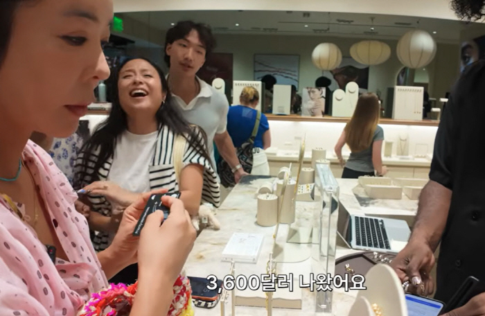 米国のアクセサリー店で家族と買い物をするイ・ヘヨン。映像には会計額3,600ドルの字幕が表示されている