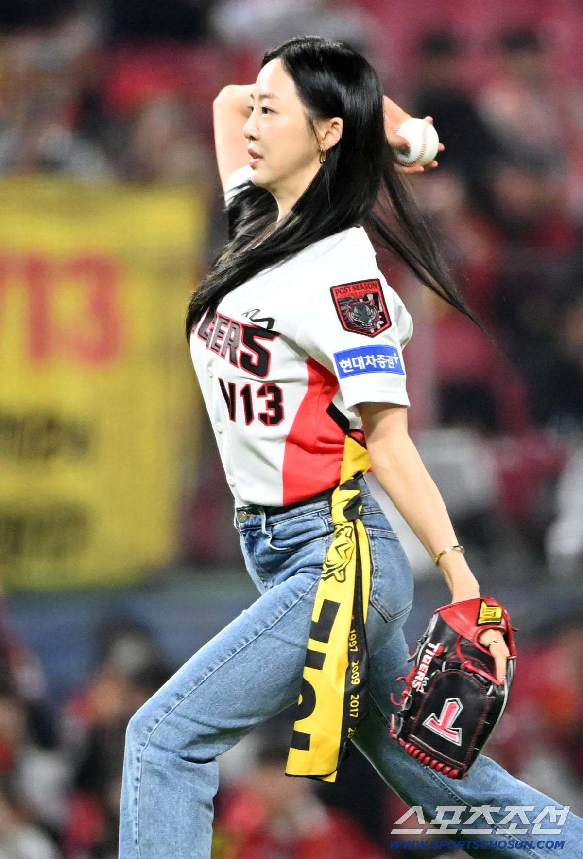 [포토] <b>김다솜</b>, KIA PO 4차전 승리 기원 <b>시구</b>