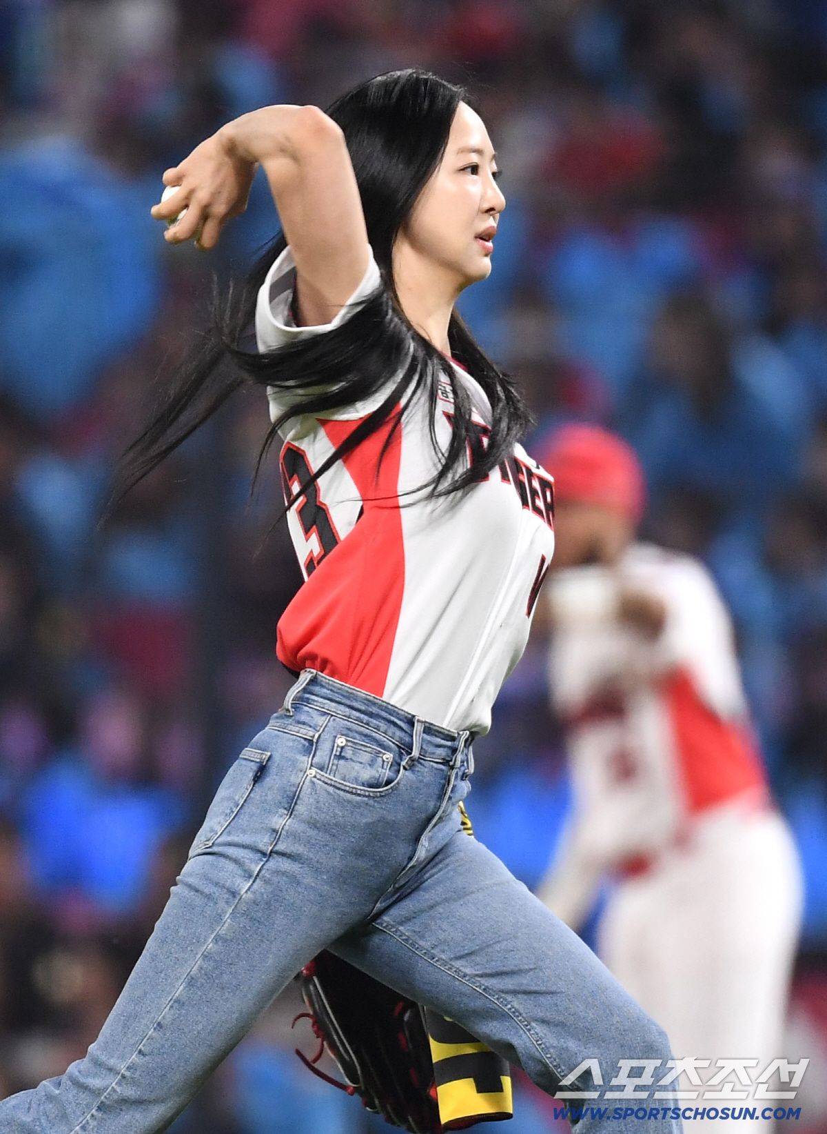[포토] <b>김다솜</b>, KIA 승리 기원 <b>시구</b>