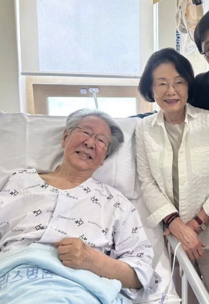 故최불암 아내 <b>김민자</b>, <b>조문객</b> 손 꼭 잡고 눈물 삼키며 <b>배웅</b> '먹먹'