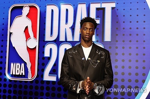 미래의 NBA를 지배할 괴물 유망주 AJ 디반사의 역사적인 뉴욕 입성 현장