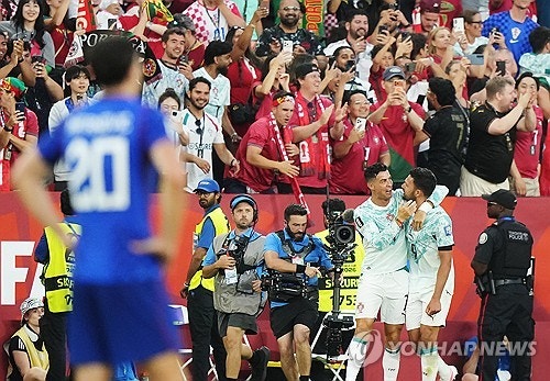 호날두의 축하를 받으며 골망을 흔든 곤살루 하무스