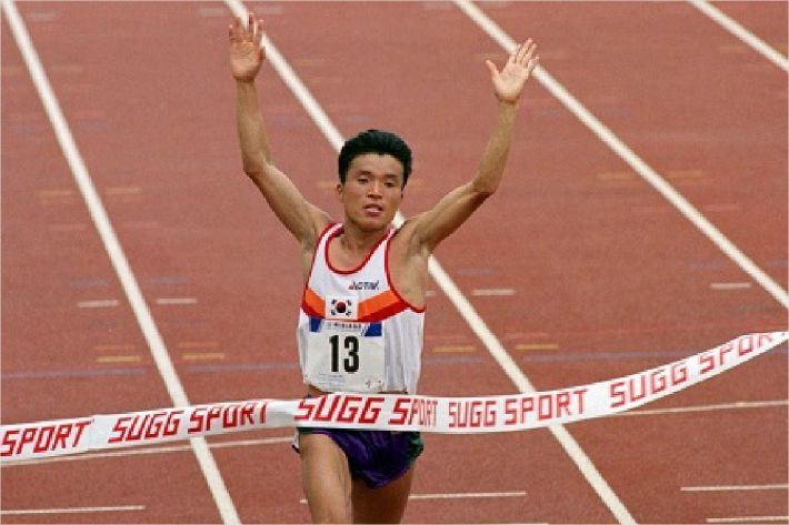 1991년 영국 셰필드 하계유니버시아드 마라톤에서 황영조가 1위로 골인하고 있다. 황영조는 이듬해 바르셀로나올림픽 마라톤에서 한국 국적으로 사상 첫 금메달을 목에 걸었다.(사진=저작권자(c)연합뉴스.무단전재-재배포금