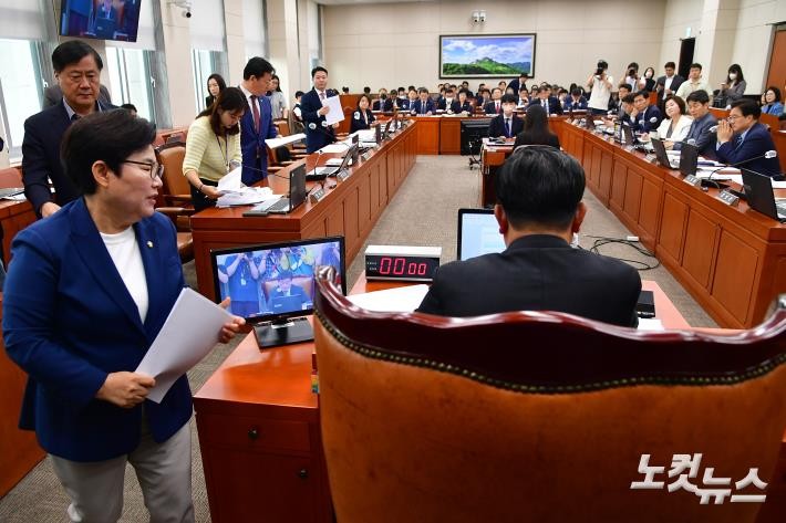 '<b>노란봉투법</b>' 본회의 직회부, 항의하며 퇴장하는 국민의힘