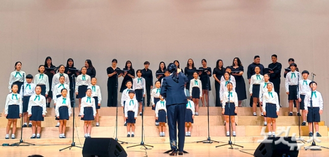 부산CBS소년소녀합창단 선후배가 한 무대에 올라 'Why We Sing'을 합창하고 있다. 이강현 기자