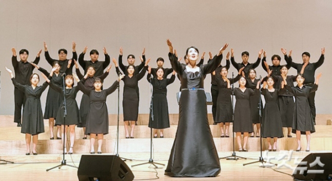 '부산CBS Concrt Chorus'가 무대에 올라 '주의 손에 나의 손을 포개어'를 율동과 함께 합창하고 있다. 이강현 기자