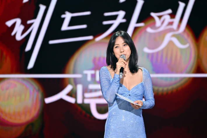 [현장EN:]<b>이효리</b> 러브콜 통했다…'레드카펫' 화려한 개막