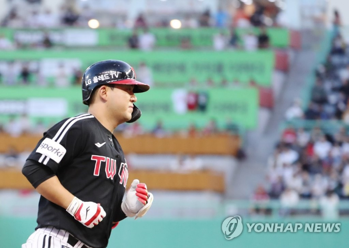 '14년 만에 거인 군단으로' LG <b>김민성</b>, <b>롯데</b>로 트레이드