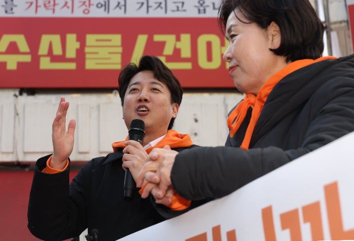 <b>이준석</b>-<b>양향자</b> 망원시장 방문…"정쟁 아닌 <b>정책</b> 얘기할 것"