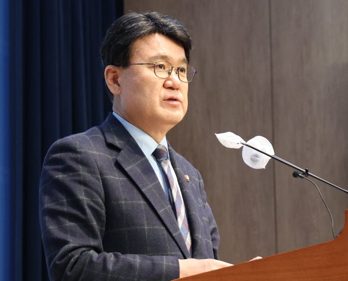 <b>황운하</b> "총선 <b>불출마</b>…억울함은 윤석열 정권에 쏟아달라"