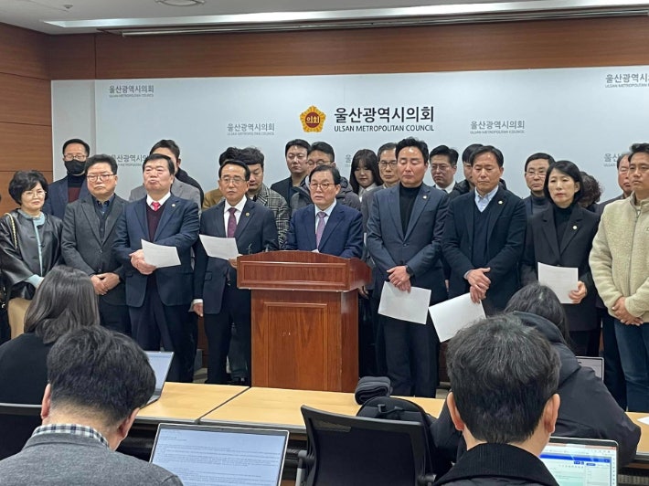 '컷오프 거론' <b>이채익</b> "정치적 결단하겠다"…탈당 <b>시사</b>