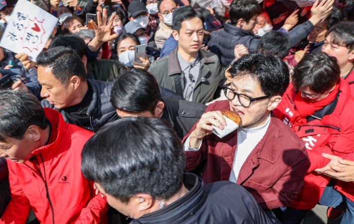 "호떡 뒤집기 판도 아니고…" 洪, <b>도태우</b> 공천 취소 한동훈 저격
