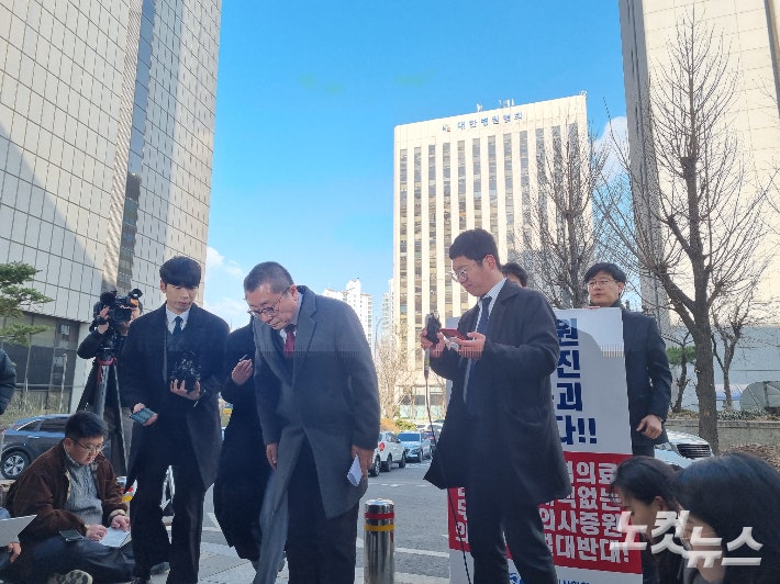 '전공의 공모' <b>의협</b> 간부 "오늘부터 尹 퇴진 운동 나설 것"