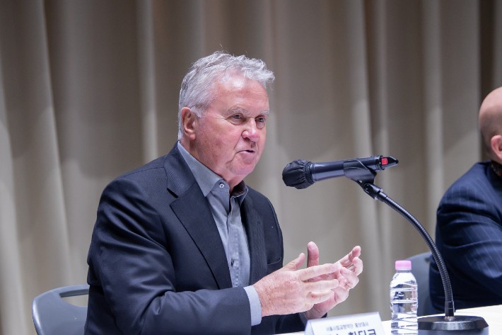 [현장EN:]<b>히딩크</b> "韓축구대표팀 감독에 츠베덴 추천한다"