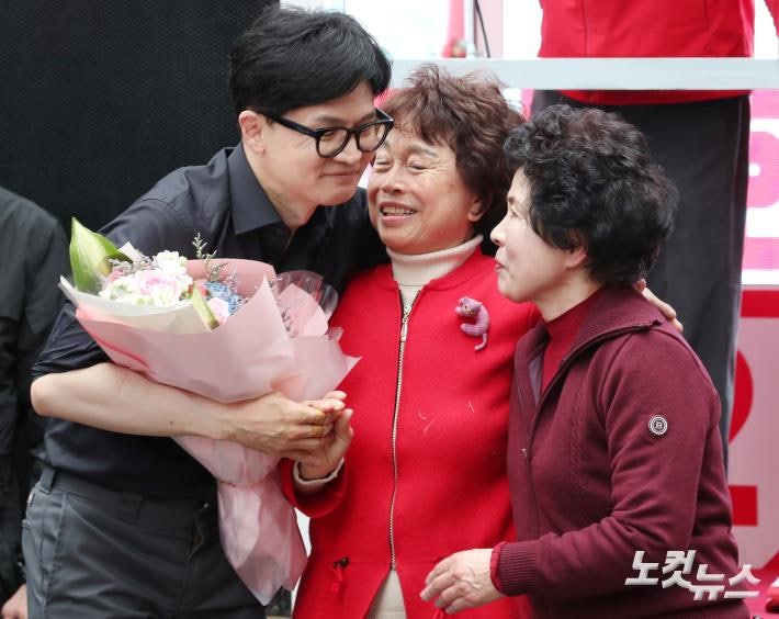 꽃다발 전달받는 <b>한동훈 비대위원장</b>