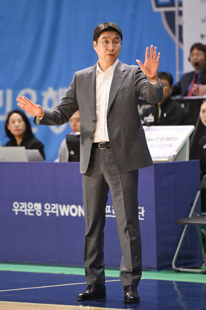 여자프로농구 KB스타즈, <b>김완수 감독</b>과 2년 재계약