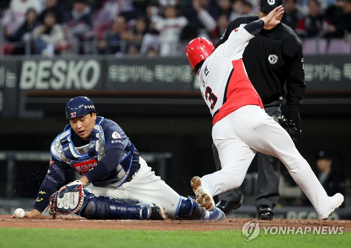 '만루 3볼에서 병살타?' 롯데 80억 포수, 문책성 <b>2군 강등</b>