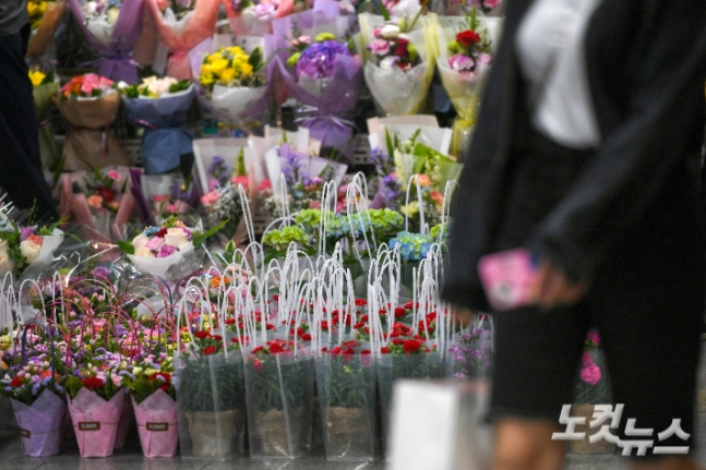 어버이날을 하루 앞둔 7일 서울 고속터미널역 인근 꽃집에 카네이션이 진열돼 있다. 박종민 기자