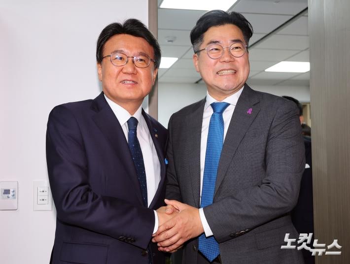 민주당 <b>박찬대 원내대표</b>, 조국혁신당 <b>황운하 원내대표</b> 예방