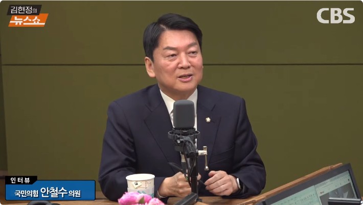 <b>안철수</b> "<b>상남자</b> <b>홍준표</b>, 로맨스 할거면 공직 그만 둬야"