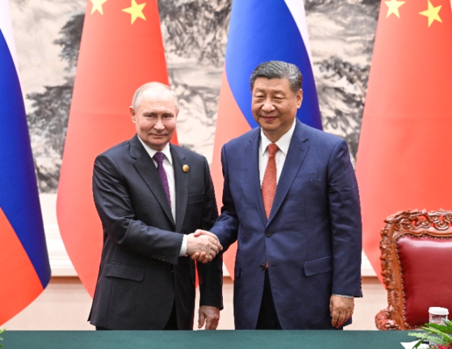 Tổng thống Nga Putin (trái) và Chủ tịch Trung Quốc Tập Cận Bình. tin tức yunhap