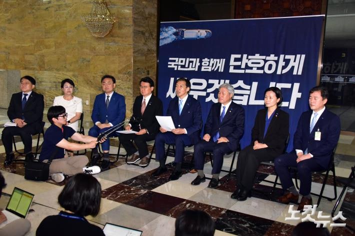 <b>조국혁신당</b> <b>국회</b> 로텐더홀에서 최고위원회의