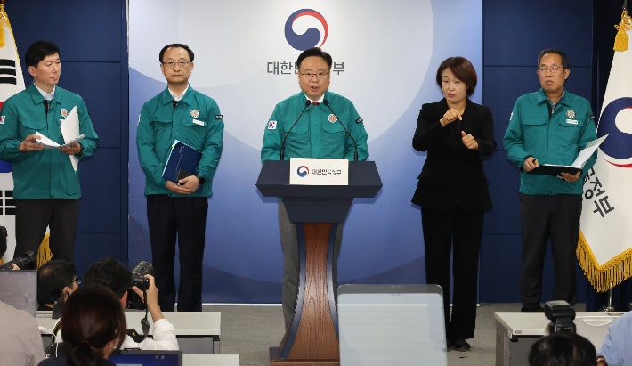 <b>정부</b>, '<b>전공의 사직서</b> 수리금지 명령' 오늘부로 철회[영상]