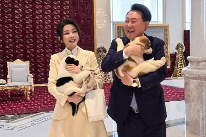 <b>투르크</b> 최고지도자, 尹<b>대통령 부부</b>에 국견 '알라바이' 선물