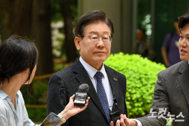 此外，民主黨李·賈（Lee Jae -Myung）。記者公園鐘（Jong -Min）
