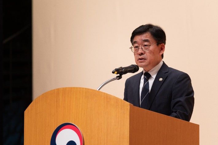 장동언 <b>신임 기상청장 취임</b>…"기후위기 시대, 책임 막중"
