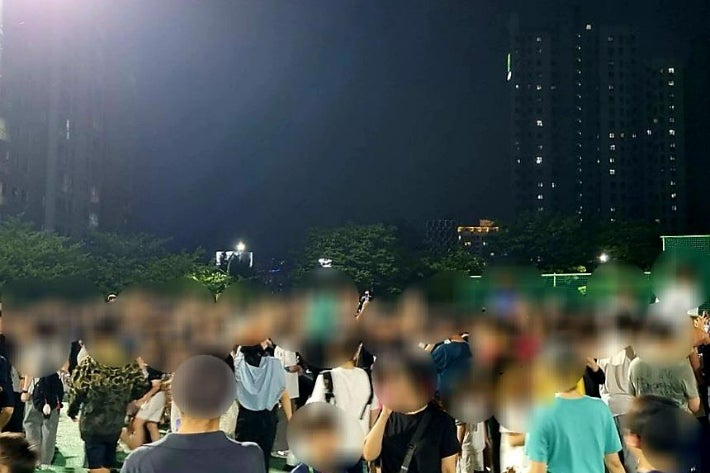 <b>손흥민</b>, <b>동네</b> <b>축구장</b> 깜짝 등장…순식간에 2천명 몰려