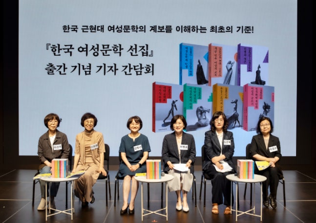 Participants pose during a press conference held at the NoMuHyun Citizen Center in Jongno-gu, Seoul on the 9th for the publication of the 'Korean Women's Literature Anthology'. From left: Lee Seon-ok, Lee Hee-won, Kim Yang-sun, Lee Myeong-ho, Kim Eun-ha, Professor Lee Kyung-soo. Provided by Minumsa 