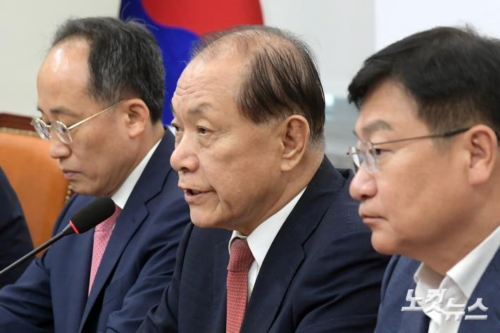 <b>발언</b>하는 <b>황우여 비상대책위원장</b>