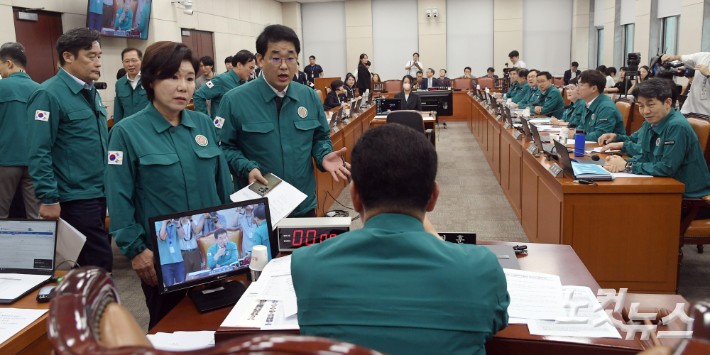이재명 '1인당 25만원 지원금' 법안, 국회 <b>행안위</b> 통과