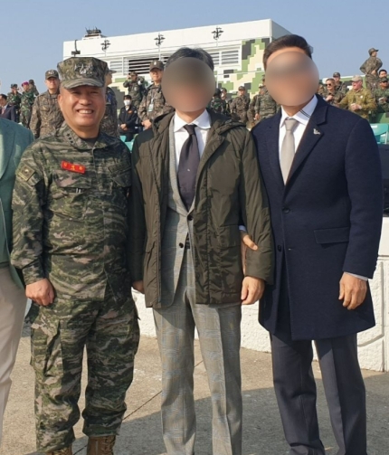 김계환 사령관·이종호 전 대표·송호중씨가 함께 찍은 사진. 장경태 의원실 제공