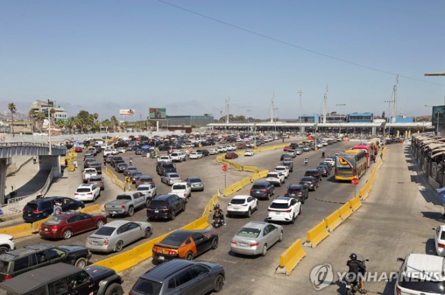(Tijuana EPA=Yonhap News) Vehicles line up at the San Ysidro checkpoint in Tijuana, Baja California, Mexico as they wait to enter the United States on the 19th (local time). July 20, 2024 Yonhap News