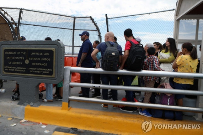 (Ciudad Juarez AFP=Yonhap News) People stand in line to undergo U.S. entry procedures on the international bridge Paso del Norte in Ciudad Juarez, Chihuahua, Mexico on the 19th (local time). July 20, 2024 Yonhap News