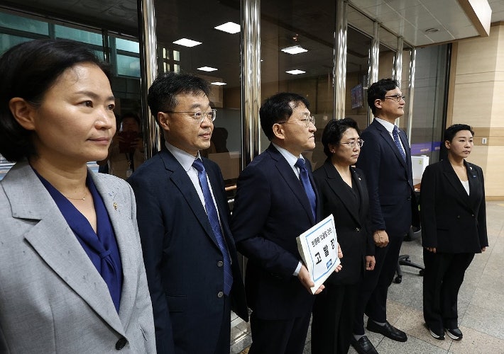 <b>조국혁신당</b> '댓글 팀 운영 의혹' <b>한동훈</b> 경찰 고발