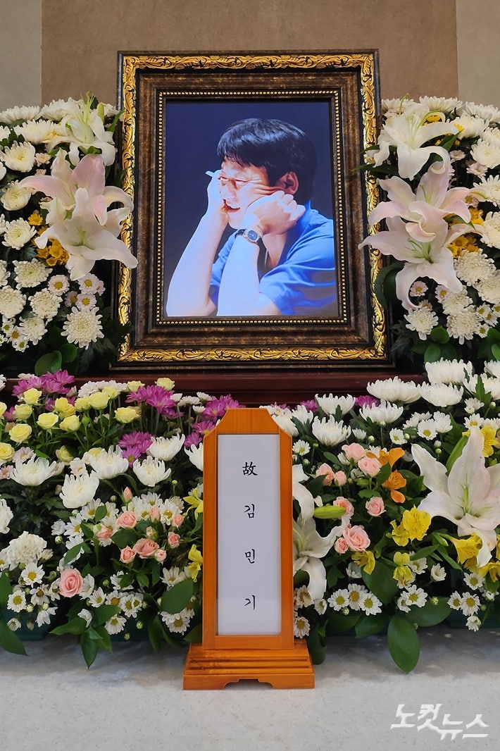 문화계도 정계도 '뒷것' 故<b>김민기</b> 추모…"한없이 자유로우시길"