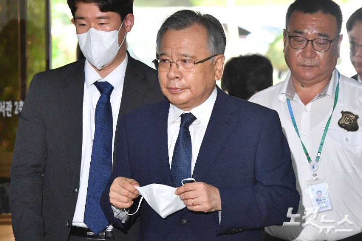 '<b>가짜 수산업자</b> 금품 수수' <b>박영수</b> 전 특검 1심 유죄