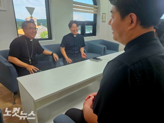 대한성공회 대전교구 김호욱 주교(왼쪽)와 사제들이 사목에 대한 의견을 나누고 있다. 송주열 기자