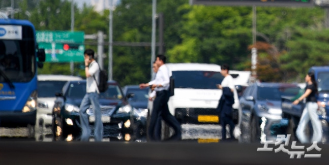 As the scorching heat continues, a heat wave warning is in effect in most regions across the country, and geothermal heat is rising on Yeouido street in Seoul on the afternoon of the 19th. Reporter Park Jong-min