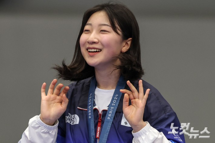 '16살 <b>반효진</b>, <b>올림픽</b> 역사 새로 썼다' 女 <b>사격</b> 최연소 金 대기록[파리<b>올림픽</b>...