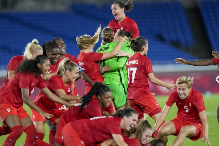 '<b>드론</b> 염탐에 승점 6 뺏겨도' 女 <b>축구</b> 캐나다, 8강 진출[파리올림픽]