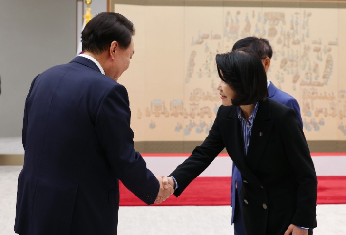 尹<b>대통령</b>, 이진숙 <b>방통위원장</b>에 <b>임명장</b> 수여…"고생 많으시다"