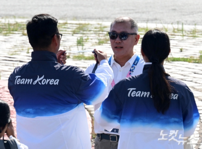 양궁 김우진과 임시현이 2일(현지시각) 프랑스 파리 앵발리드에서 열린 2024 파리 올림픽 양궁 혼성 단체 결승 독일과의 경기에서 금메달을 획득한 후 정의선 대한양궁협회장에게 금메달을 걸어주고 있다. 2024.8.2