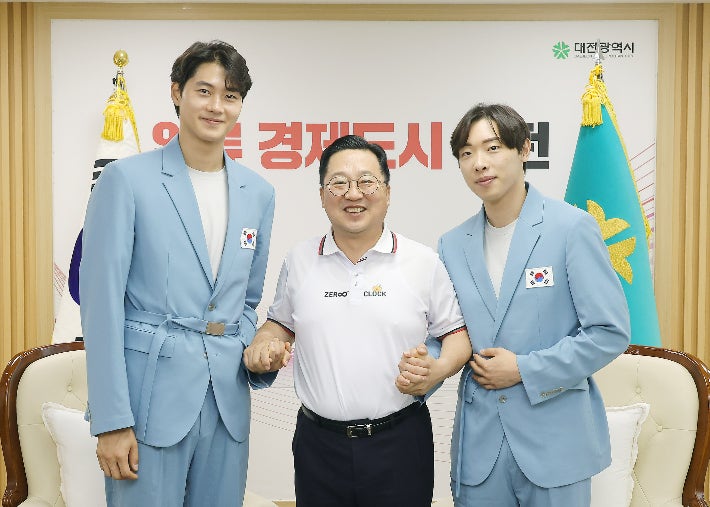 '대전시 금의환향' <b>오상욱</b>·<b>박상원</b> "성심당 뛰어넘는 선수 되겠다"