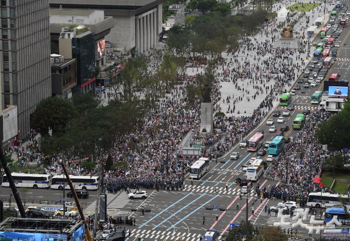<b>광복절 서울 도심</b>서 대규모 집회…교통 혼잡 예상