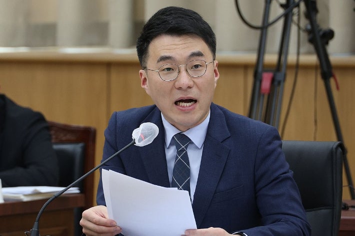 '코인 보유 논란' <b>김남국</b>…<b>검찰</b>, 첫 소환 조사